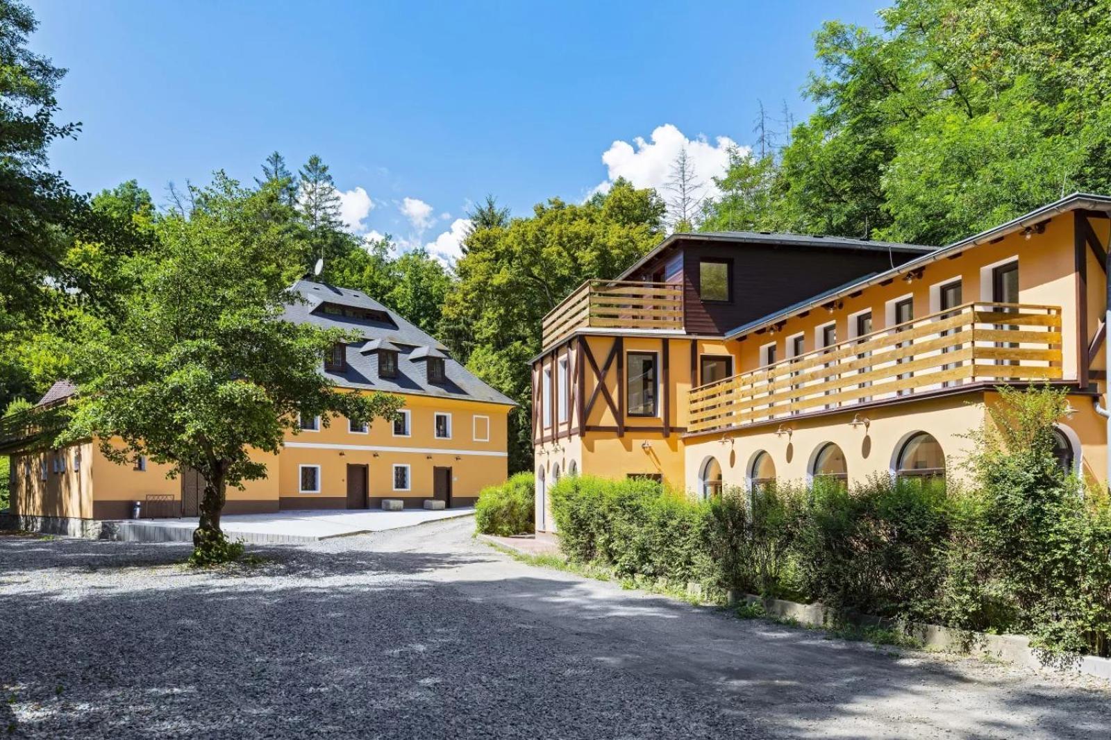 Apartman Spaleny Mlyn Lisnice Екстериор снимка